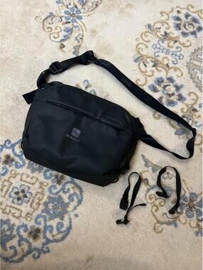Peak Design Everyday Sling 6L Black Nylon Camera Bag KEI Realty NO Dividers